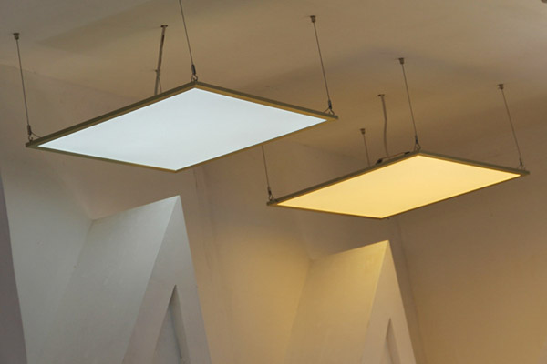 光源的光譜特性對顏色的形成有什么影響？